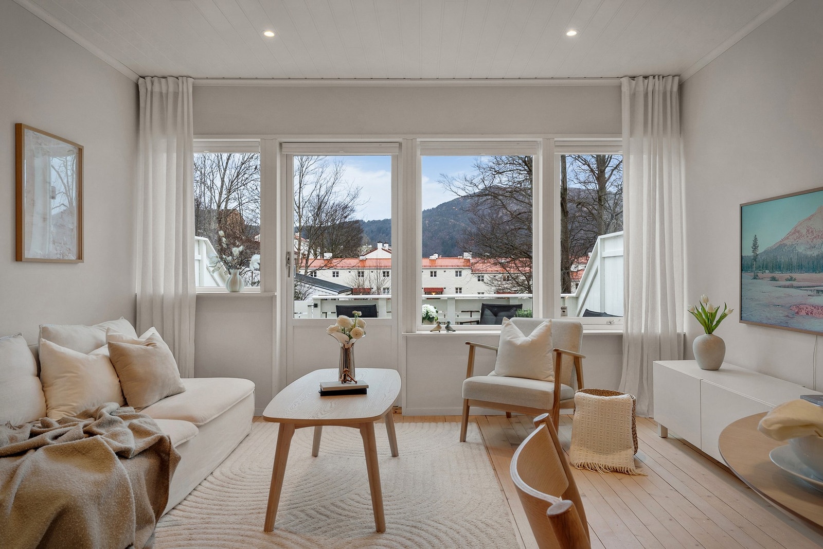 - Store vindusflater sørger for godt lysinnslipp, og spotlights i både entré og stue/kjøkken gir en moderne og behagelig belysning - Galleribilde