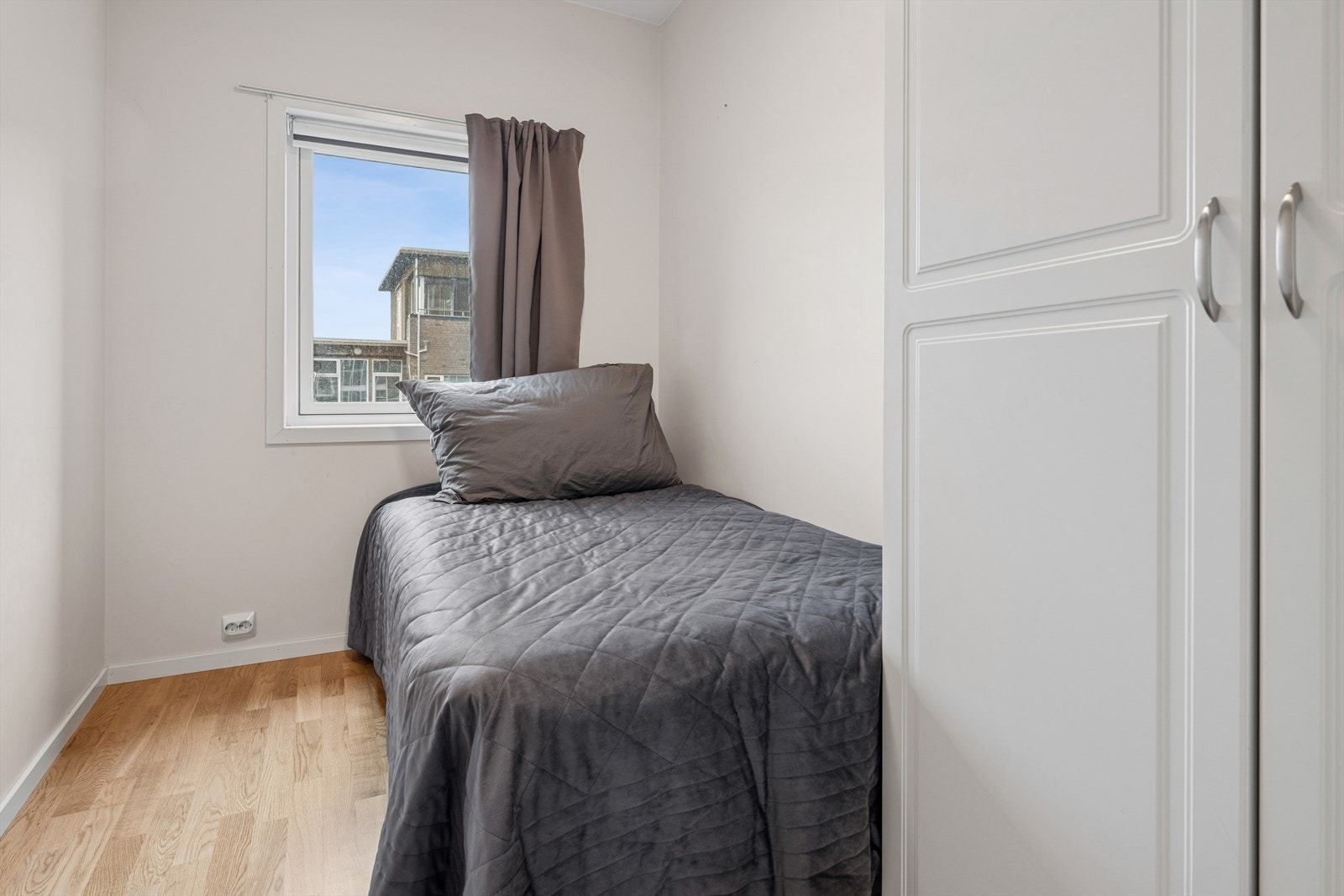 Det andre soverommet er noe mindre, men passer ypperlig som barnerom, gjesterom, kontor eller lignende. Galleribilde