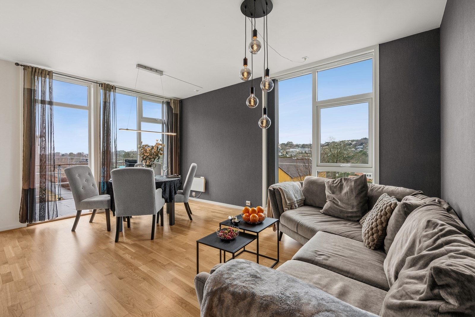 Stue og kjøkken ligger i åpen løsning, men kjøkkenet ligger likevel tilbaketrukket. Et lyst og innbydende rom med store vindusflater som gir rikelig med naturlig lys og en god romfølelse. Galleribilde