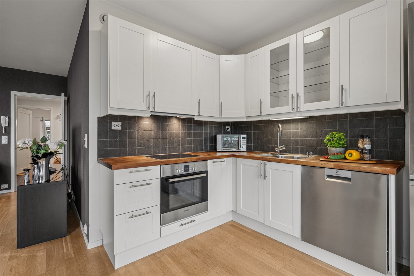 Kjøkkenet er ellers utstyrt med kombiskap, oppvaskmaskin, stekeovn, platetopp og kjøkkenventilator med avtrekk ut. Galleribilde