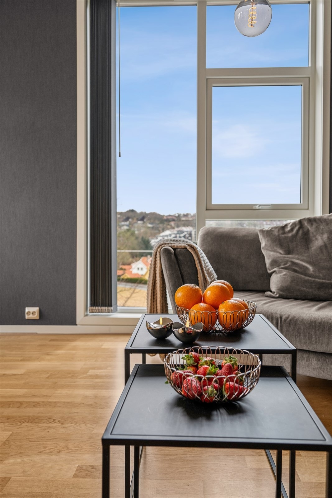 Store vindusflater gir rikelig med lys og nydelig utsikt. Beliggenheten på enden av blokken gir ekstra mye vindusflater. Galleribilde