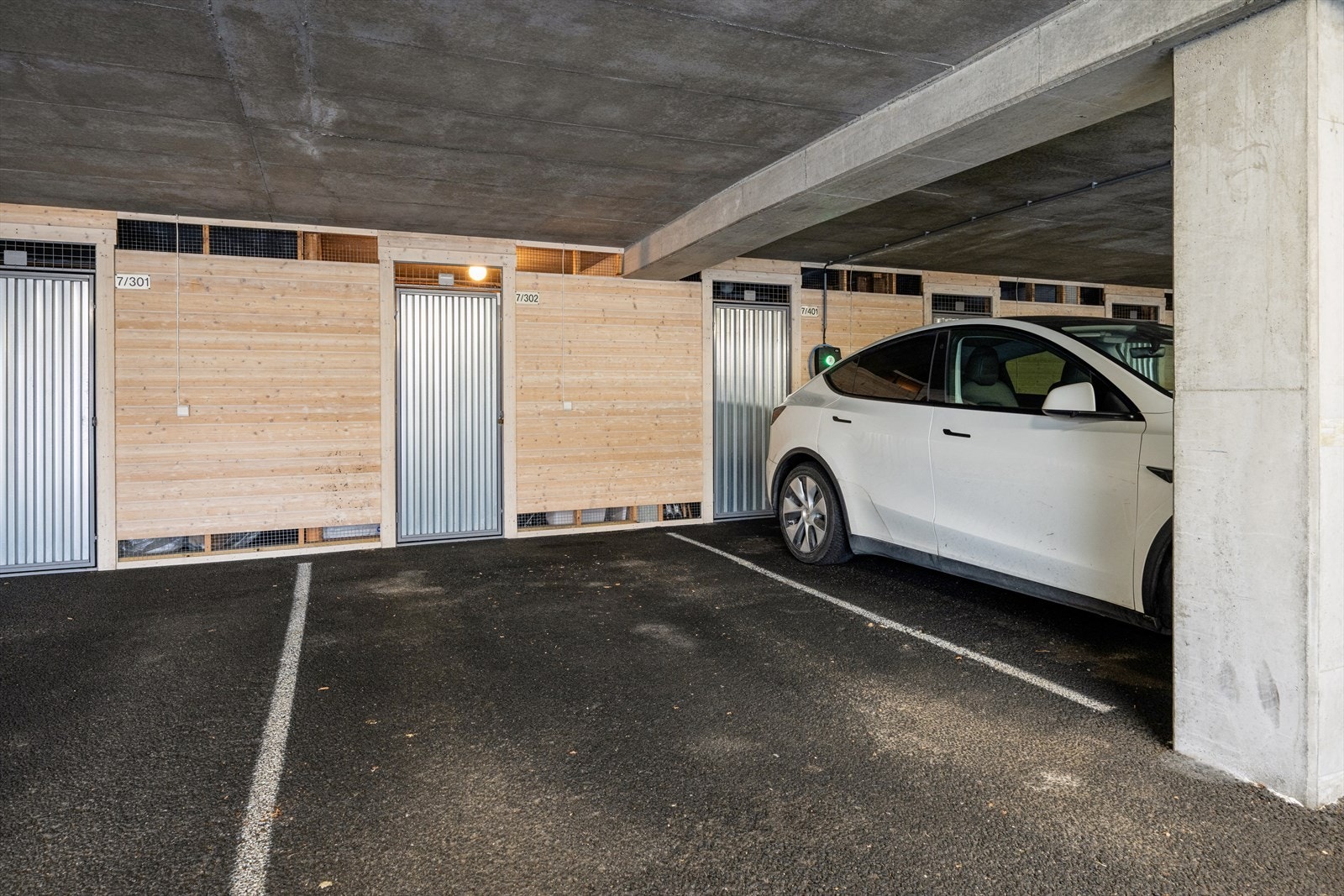 Leiligheten disponerer en egen biloppstillingsplass og en ekstern bod på 5 m² i parkeringsanlegget. Galleribilde