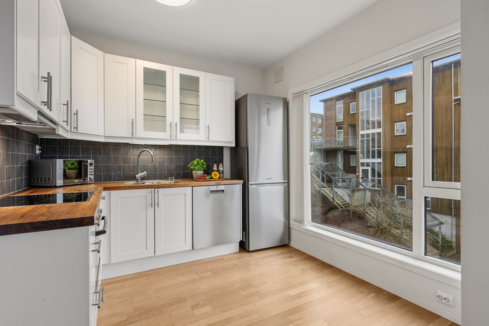 Kjøkkenet er levert av Norema og er tidløst innredet med hvite, profilerte fronter og benkeplate i fingerskjøtet heltre. Her har man godt med skap- og skuffeplass, samt gode arbeidsflater på benk. Galleribilde