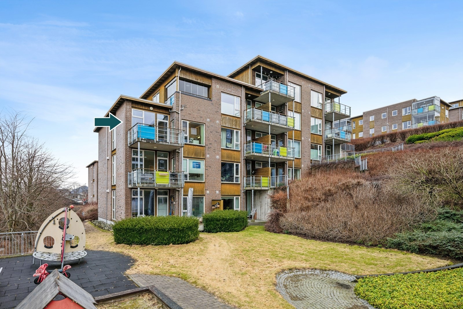 Leiligheten ligger fint til i byggets 3. etasje på hjørnet, noe som gir rikelig med vindusflater. Sørbøbakken 7 ligger sentralt til på Sørbø med kort vei til alle fasiliteter man måtte trenge i det daglige. Galleribilde