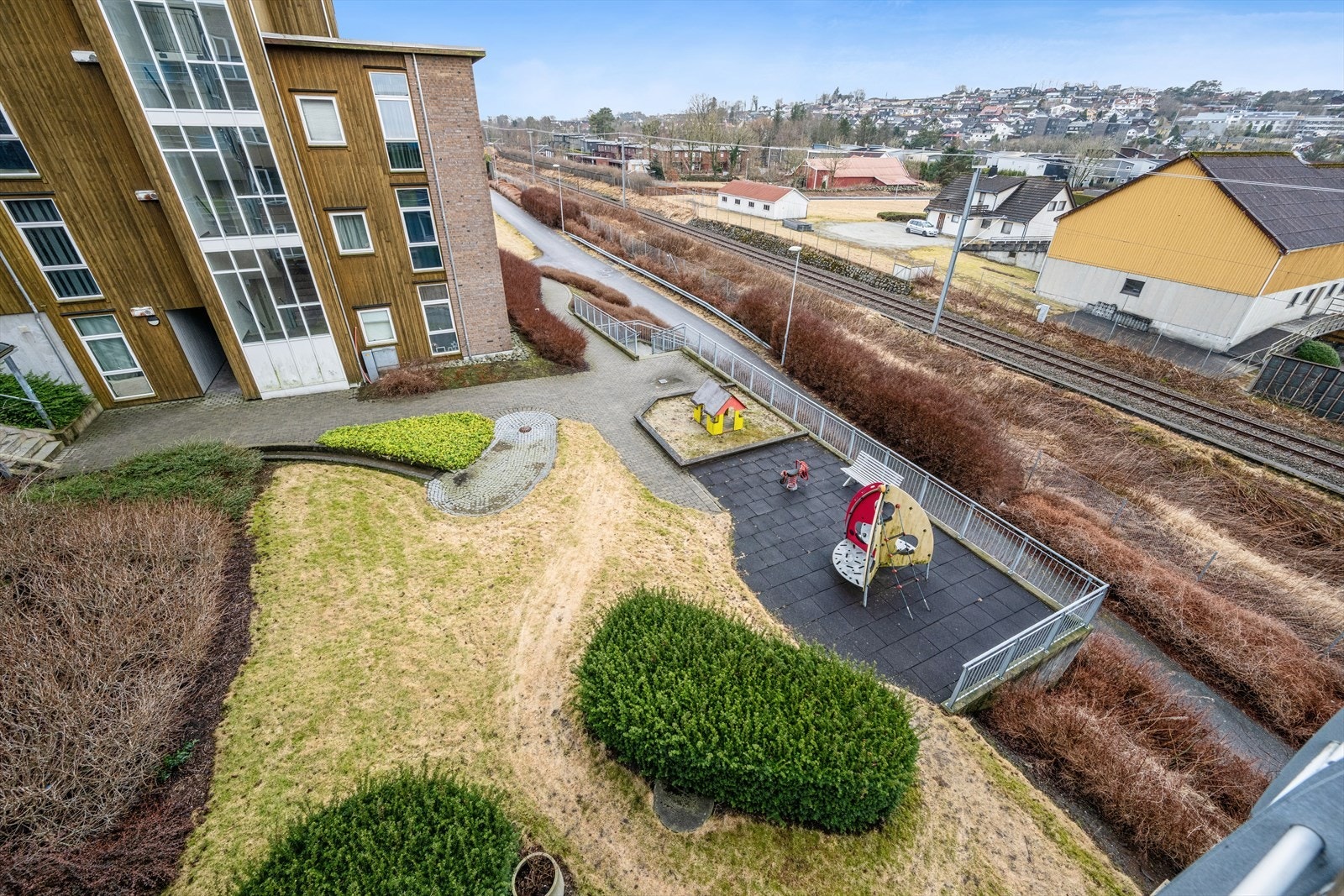 Fellesområdene er pent opparbeidet med grøntarealer og lekeplass. Galleribilde