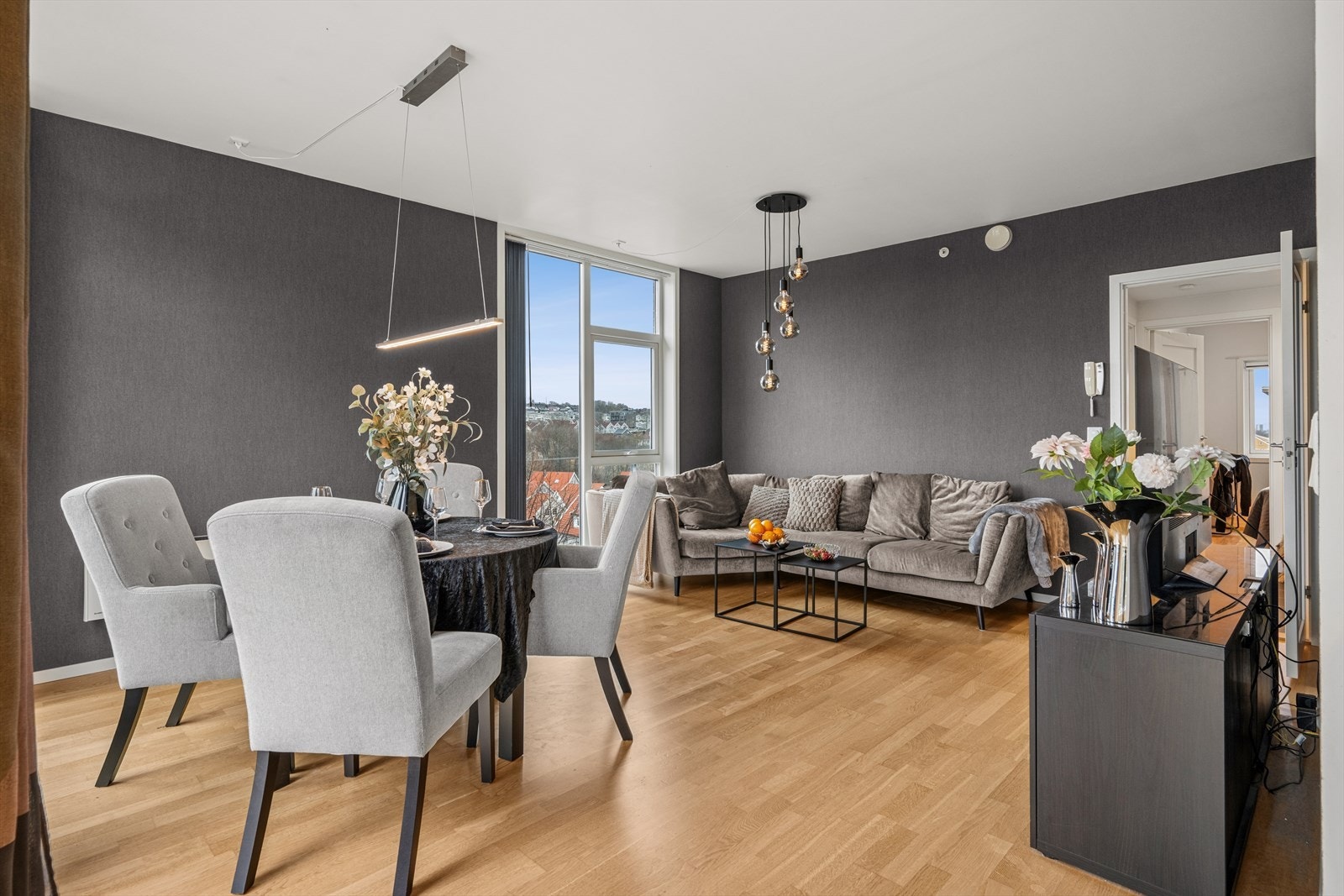 I stuen har man god plass til å møblere med både sofa- og spisegruppe. Galleribilde