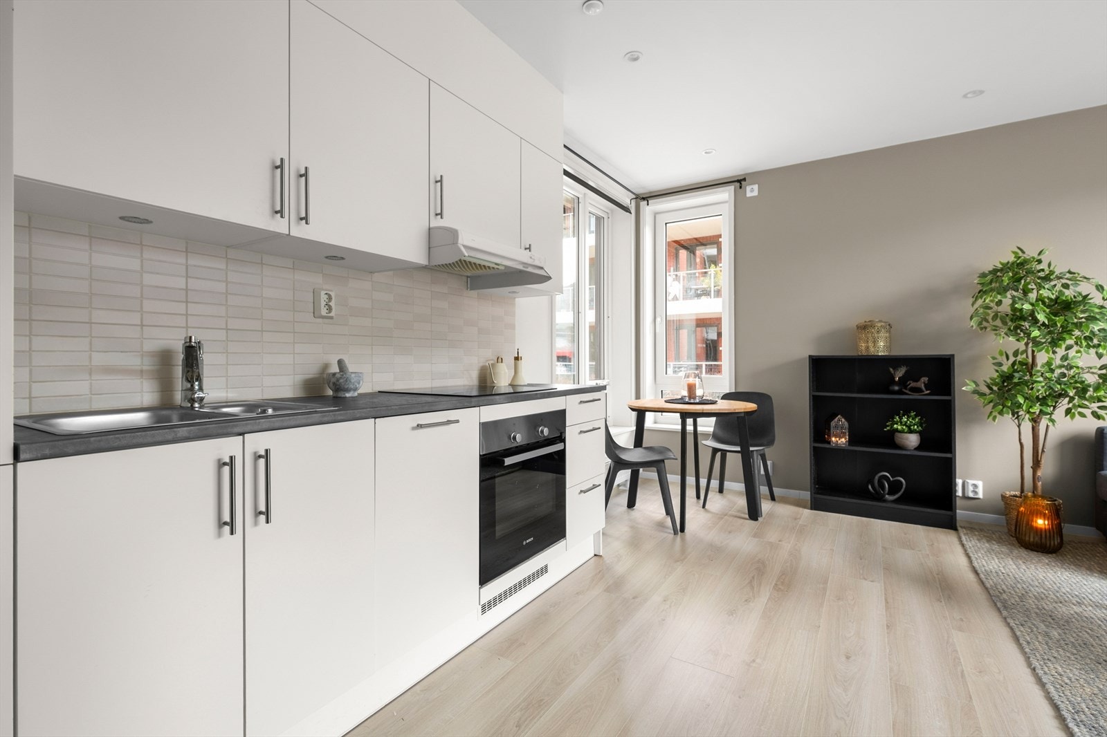 Pent og moderne kjøkken med god plass til spisebord Galleribilde