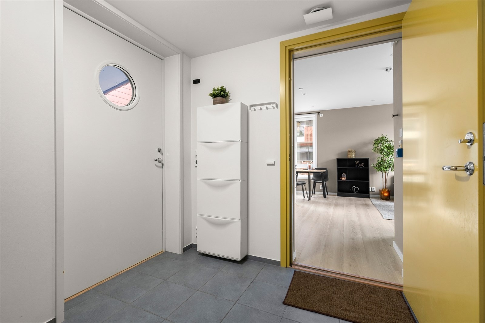 Felles yttergang, her har du en bod på 1,6kvm + en kjellerbod. Galleribilde