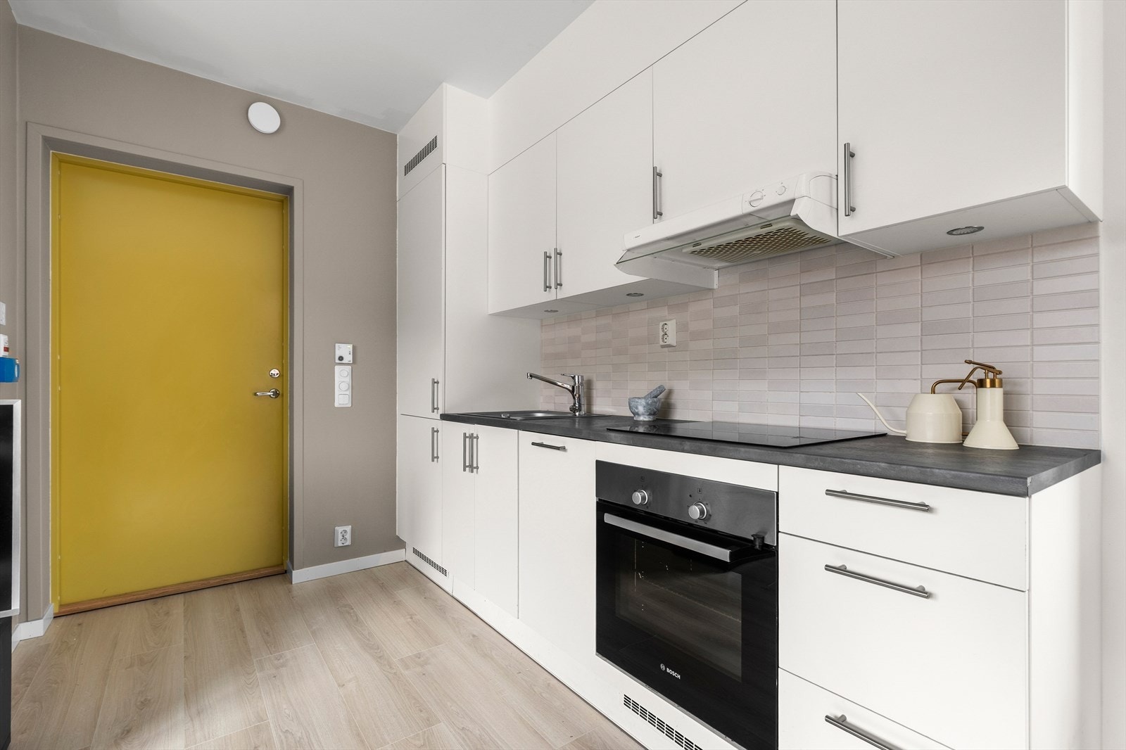 Kjøkken med integrerte hvitevarer og mye skapplass Galleribilde