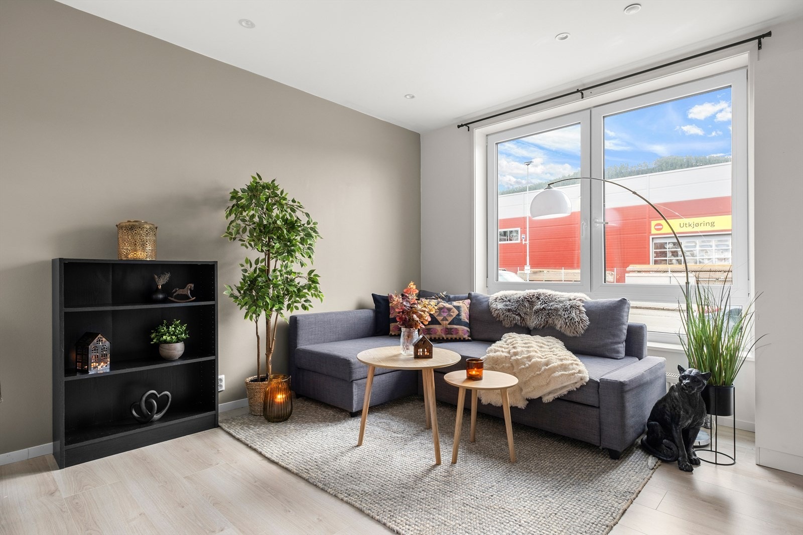 Romslig åpen stue/kjøkken løsning på 19kvm med store vindusflater Galleribilde