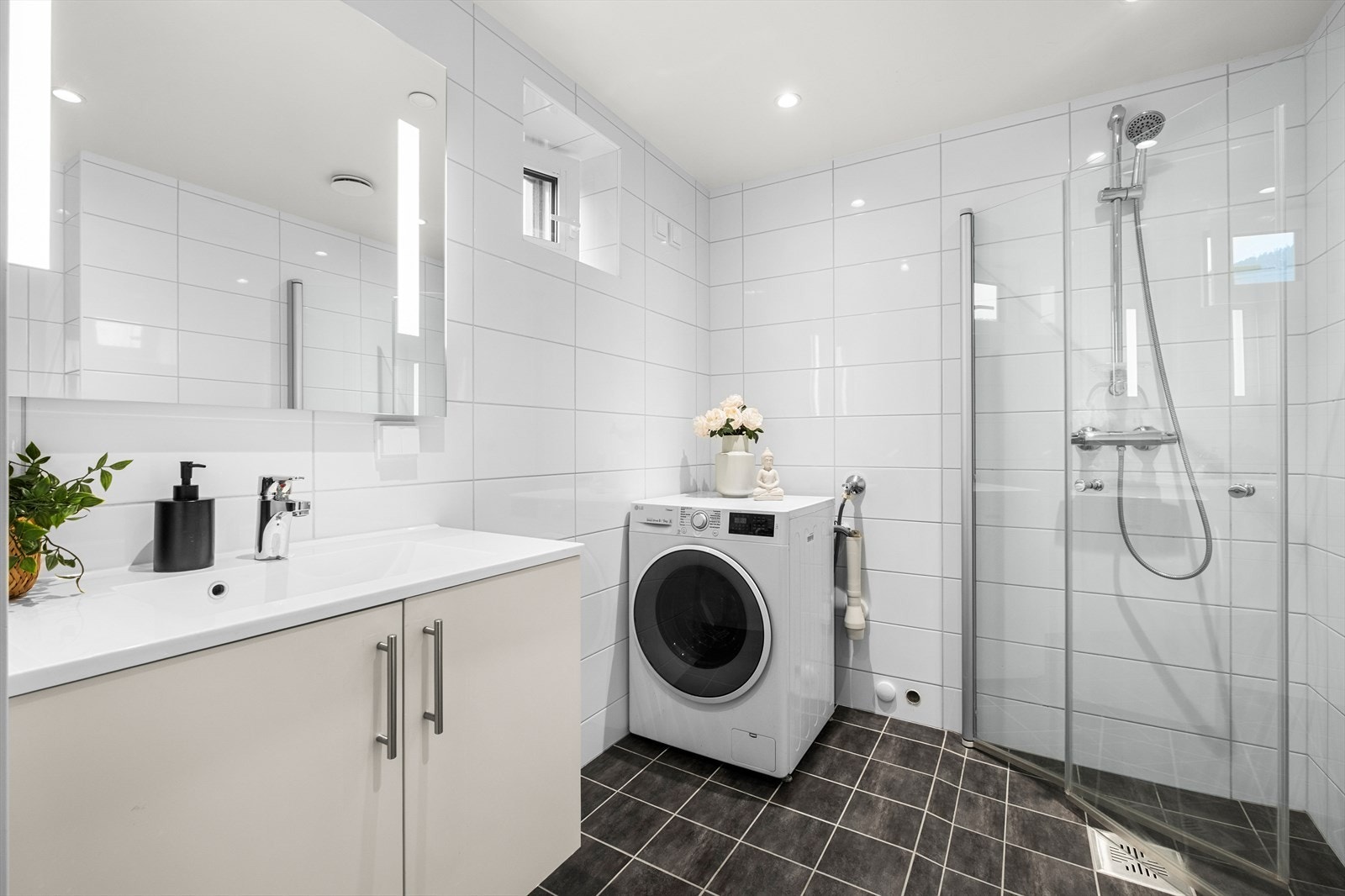 Pent flislagt bad med opplegg for vaskemaskin Galleribilde