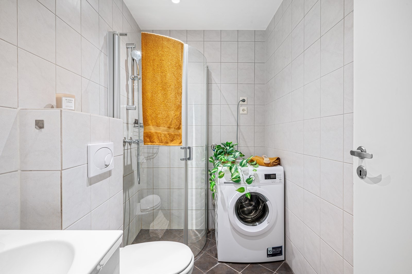 Helfliset bad med varme i gulv. Galleribilde