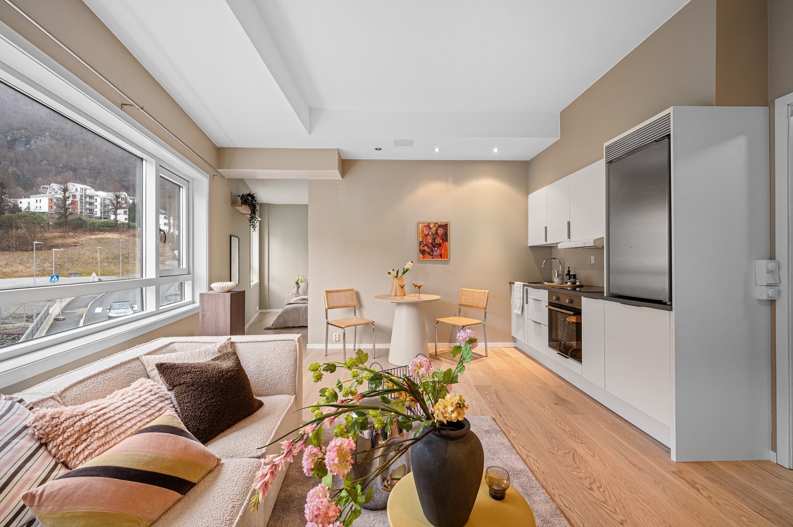 Det er fast parkering i garasje med elbillader. Galleribilde