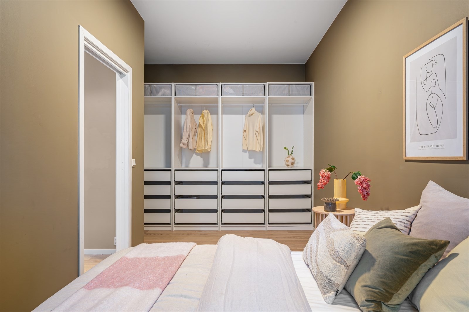 God plass til dobbeltseng og garderobeskap. Galleribilde