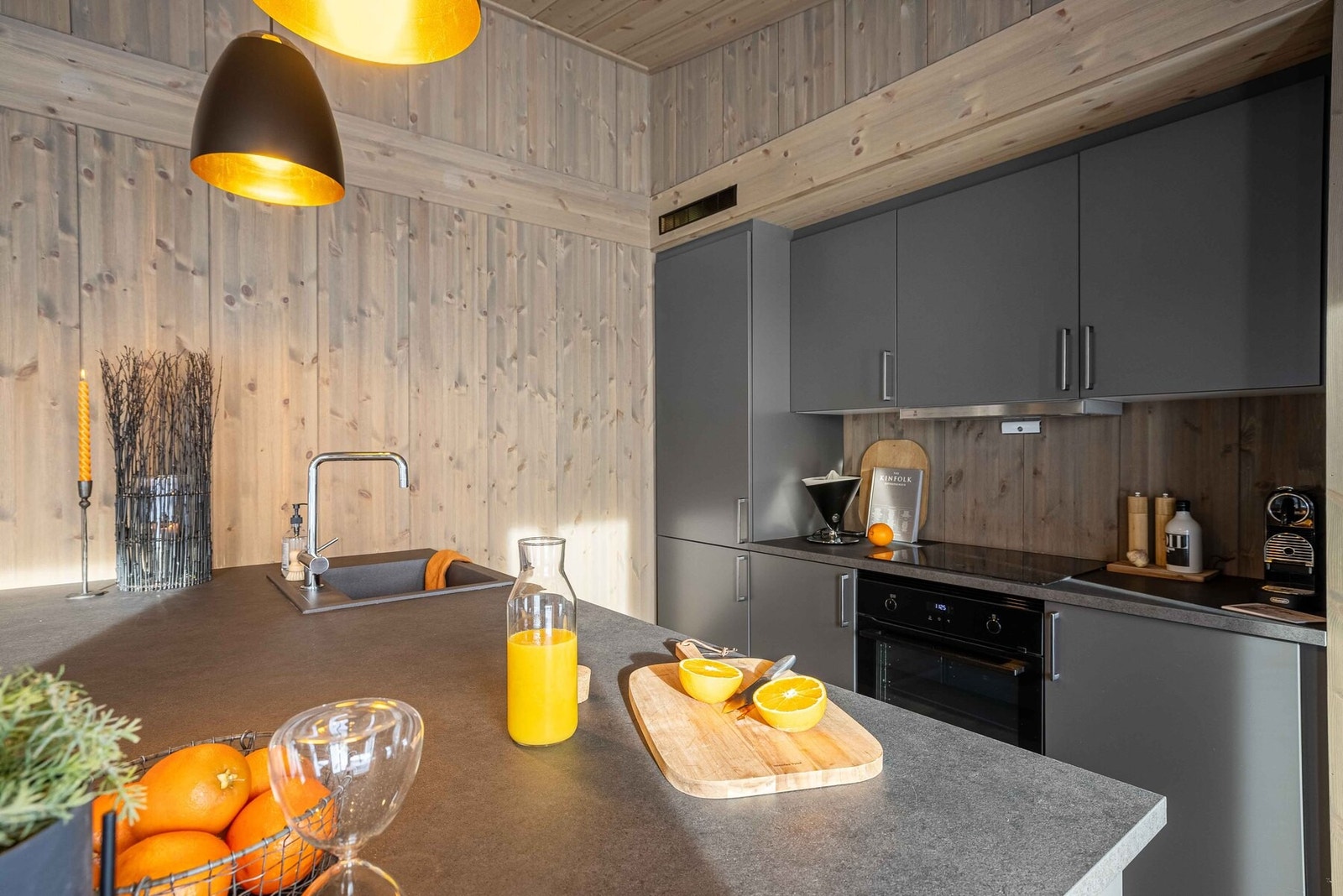 Kjøkken fra Strai medfølger i leveransen. Foto fra en oppsatt hytte. Galleribilde