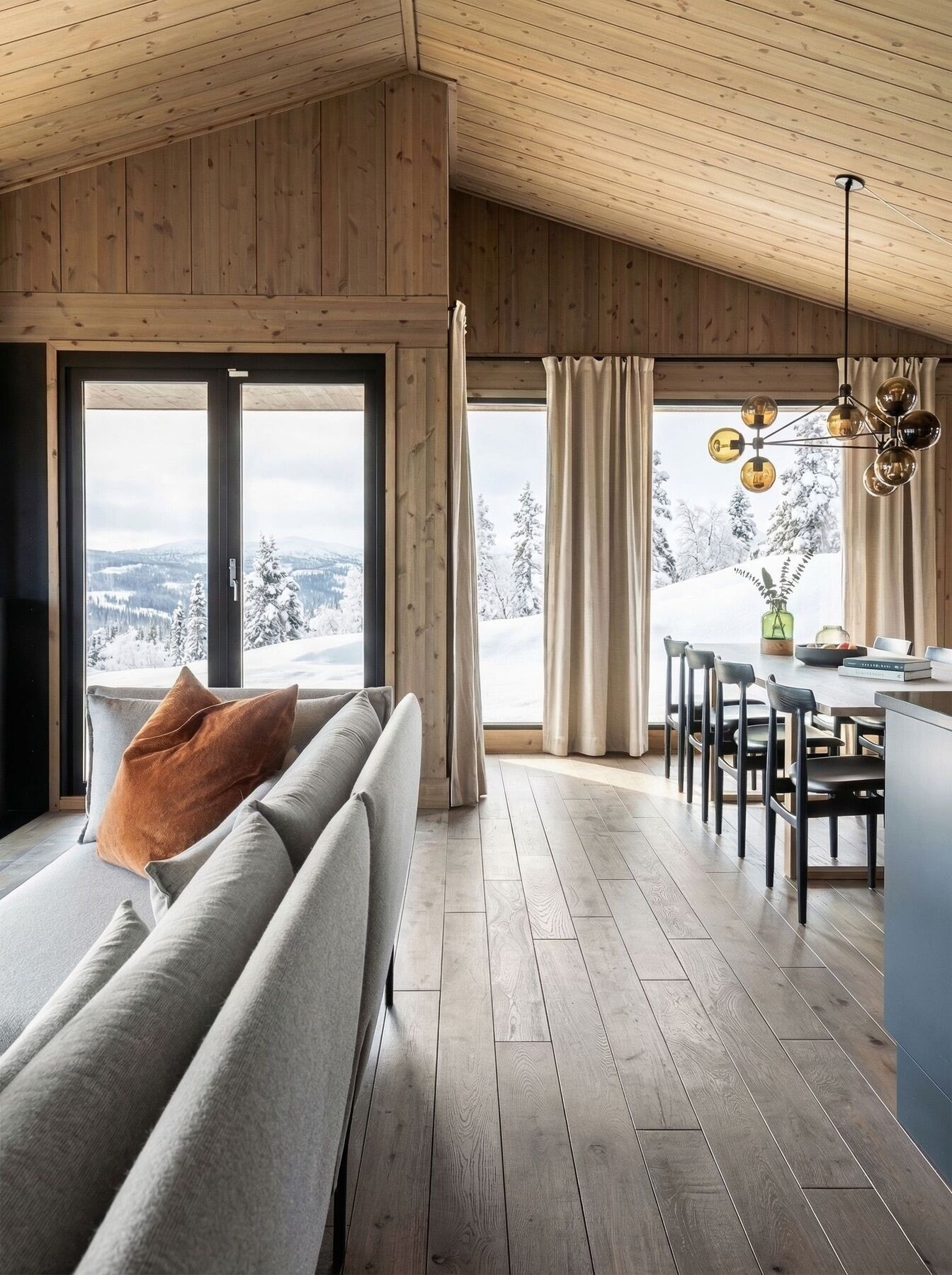 Stue/spisestue i en Vy-modell.
Foto fra vår visningshytte - utsikt er AI redigert. Galleribilde