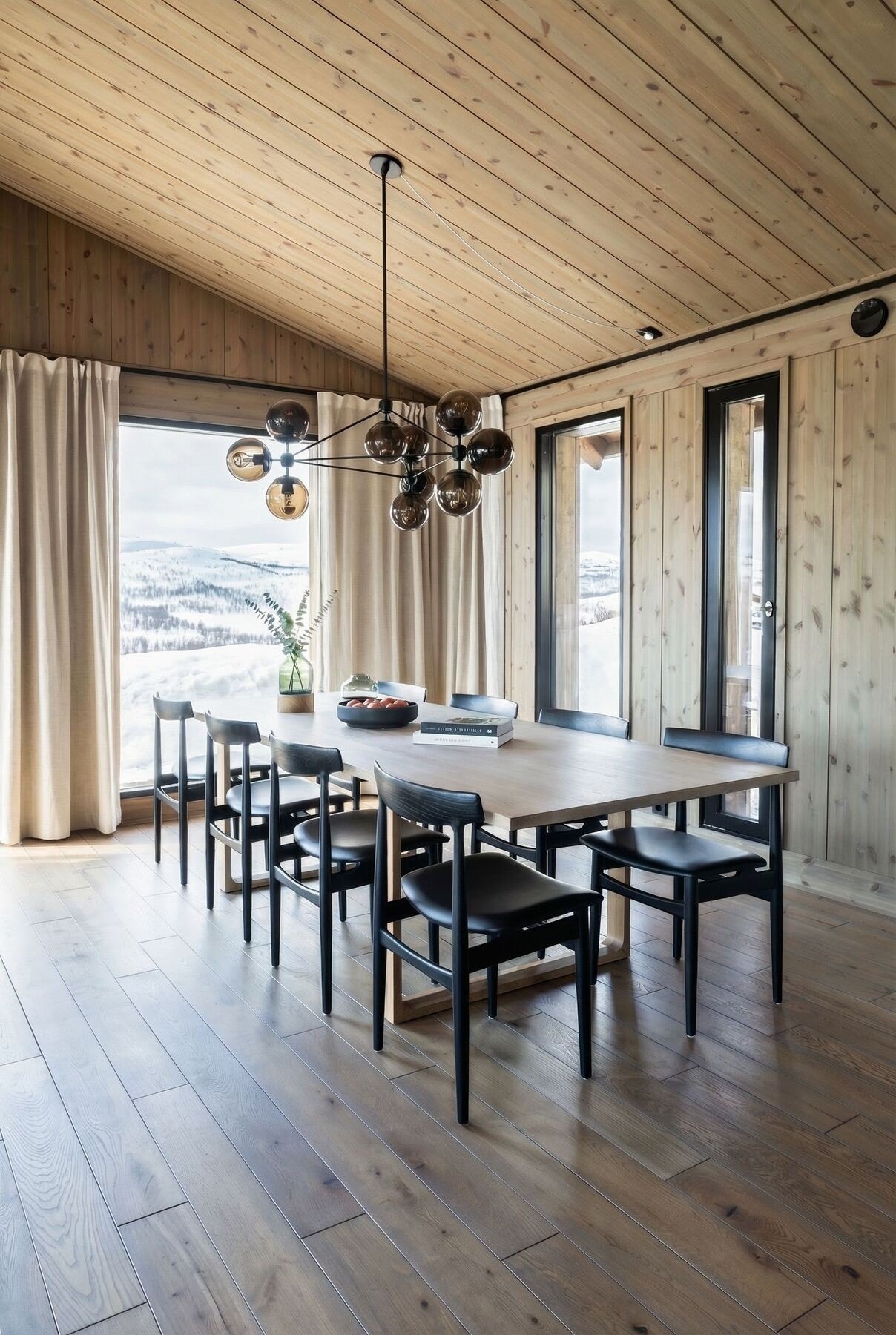 Stue/spisestue i en Vy-modell.
Foto fra vår visningshytte - utsikt er AI redigert. Galleribilde
