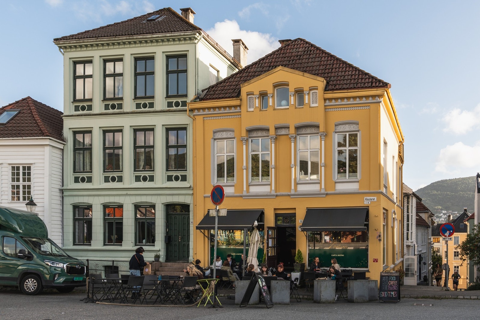 I området har du flere kafféer, restauranter og butikker. Galleribilde