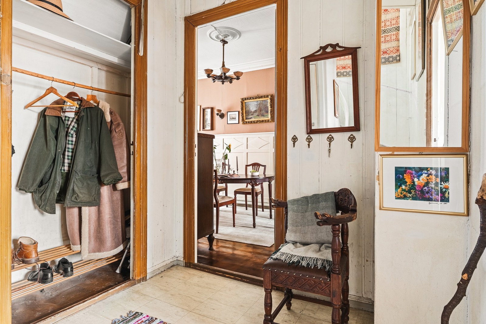 I gangen har du plass til å henge fra deg yttertøy og sko. Galleribilde