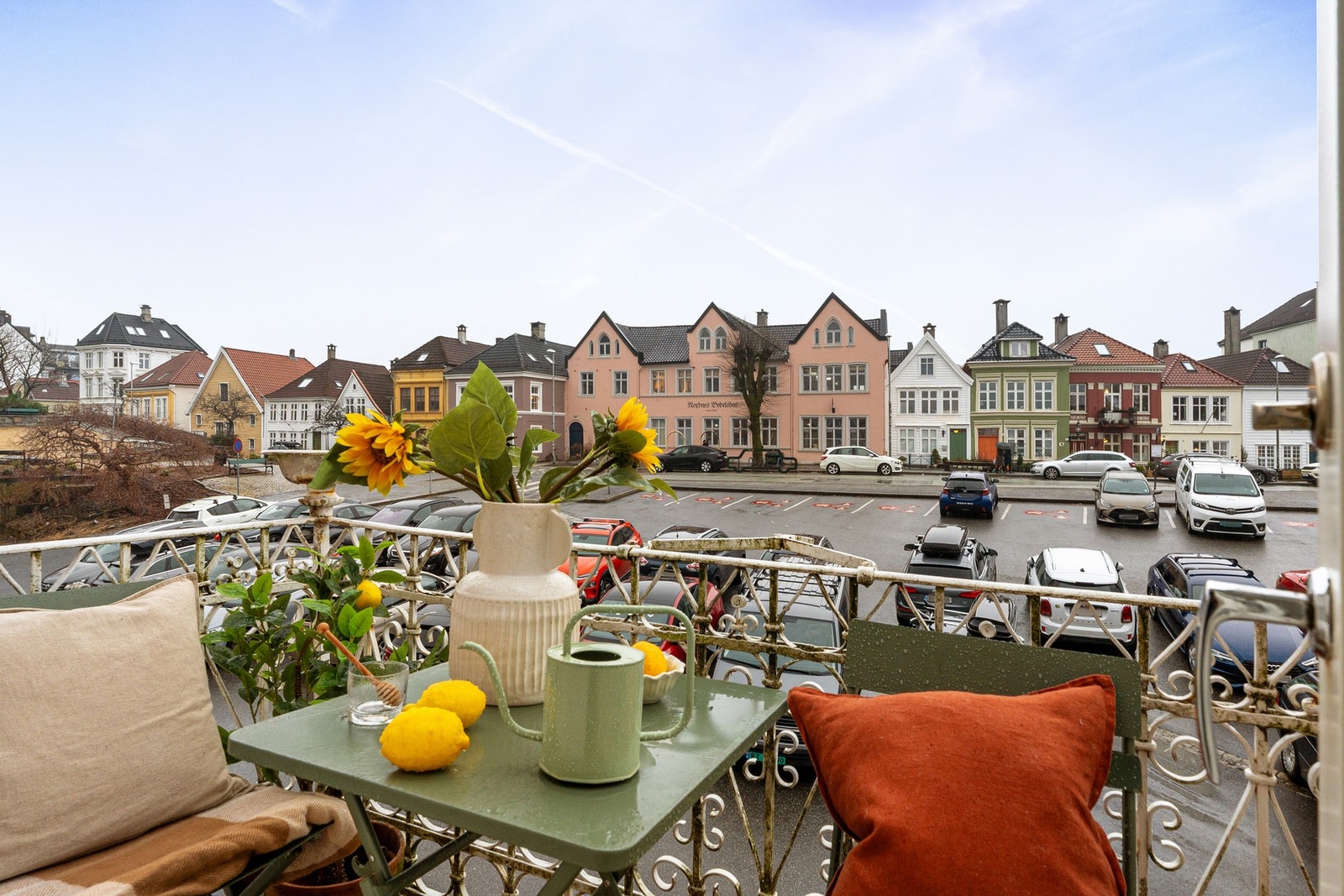 Fra den ene stuen har du utgang til en sørvendt balkong. Galleribilde