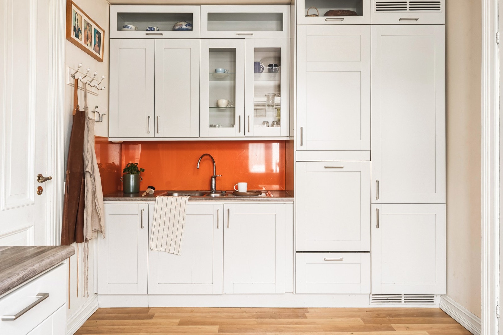 Integrerte hvitevarer består av oppvaskmaskin, kjøleskap, stekeovn, platetopp og ventilator. Galleribilde