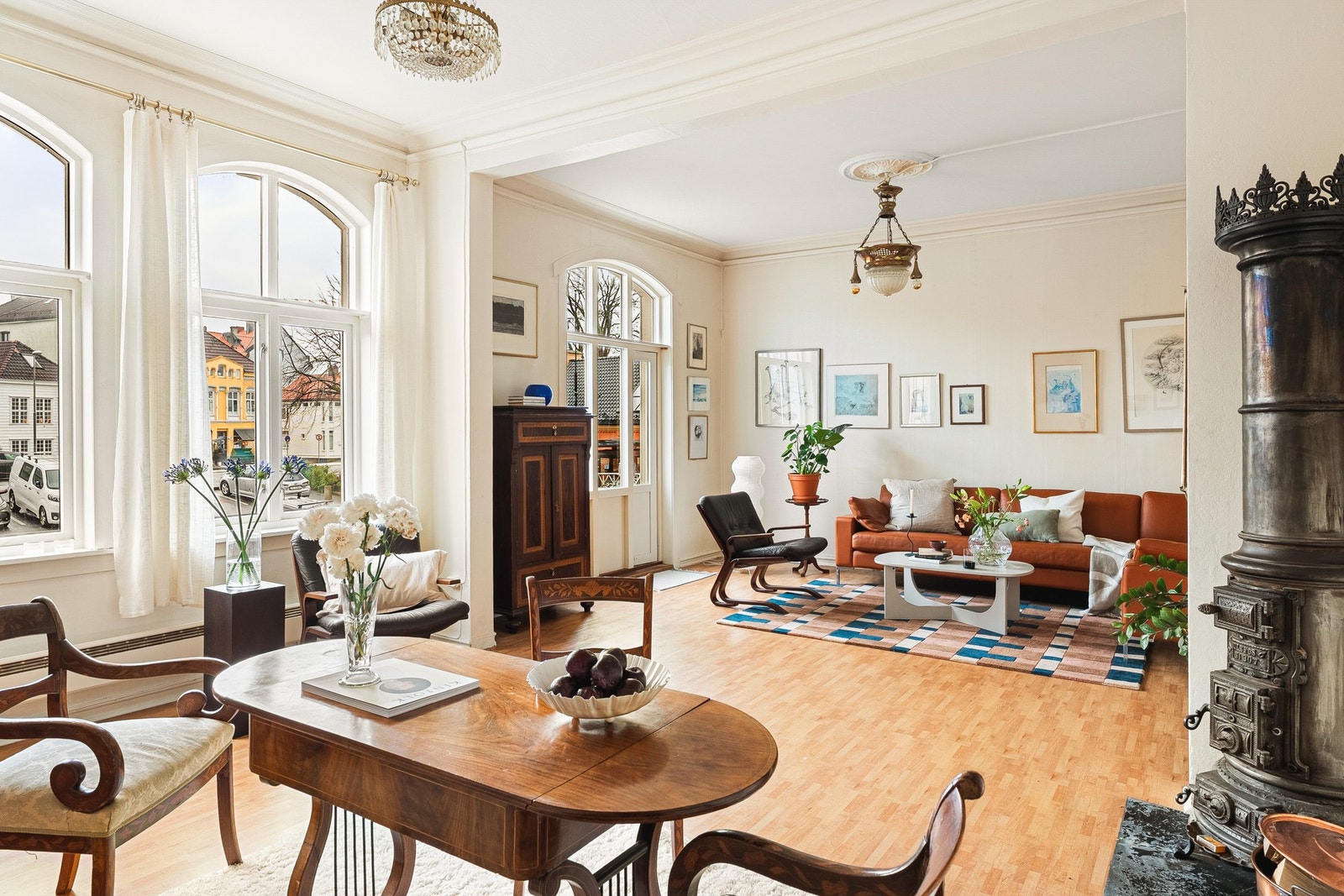 Velkommen til denne ikoniske boligen på 160 kvm over to plan med hele fire stuer. Galleribilde