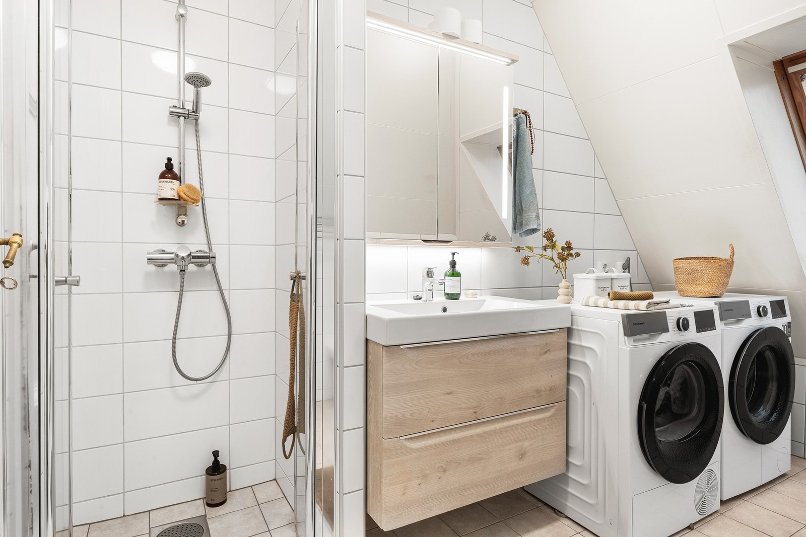 Helfliset bad på 6 kvm med varmekabler i gulv, dusjnisje, vegghengt toalett, bidé, baderomsinnredning og opplegg for vaskemaskin. Galleribilde