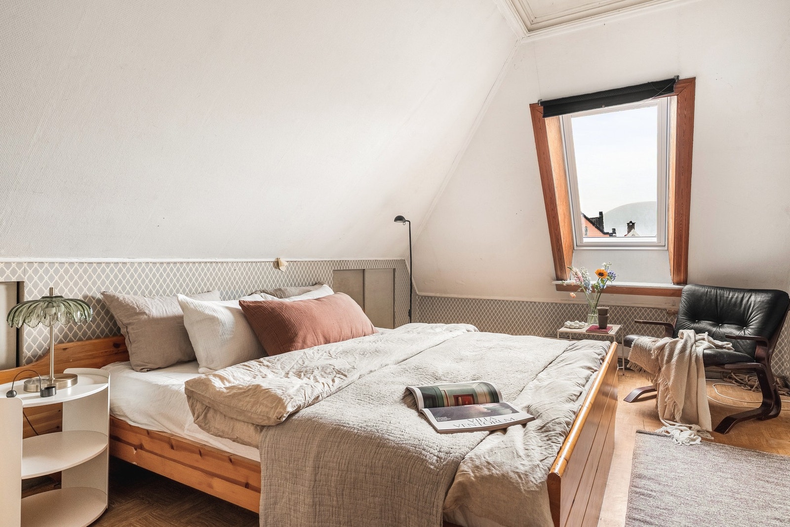 Soverommet måler 12 kvm og har god plass til dobbeltseng med nattbord på hver side og garderobe. Galleribilde