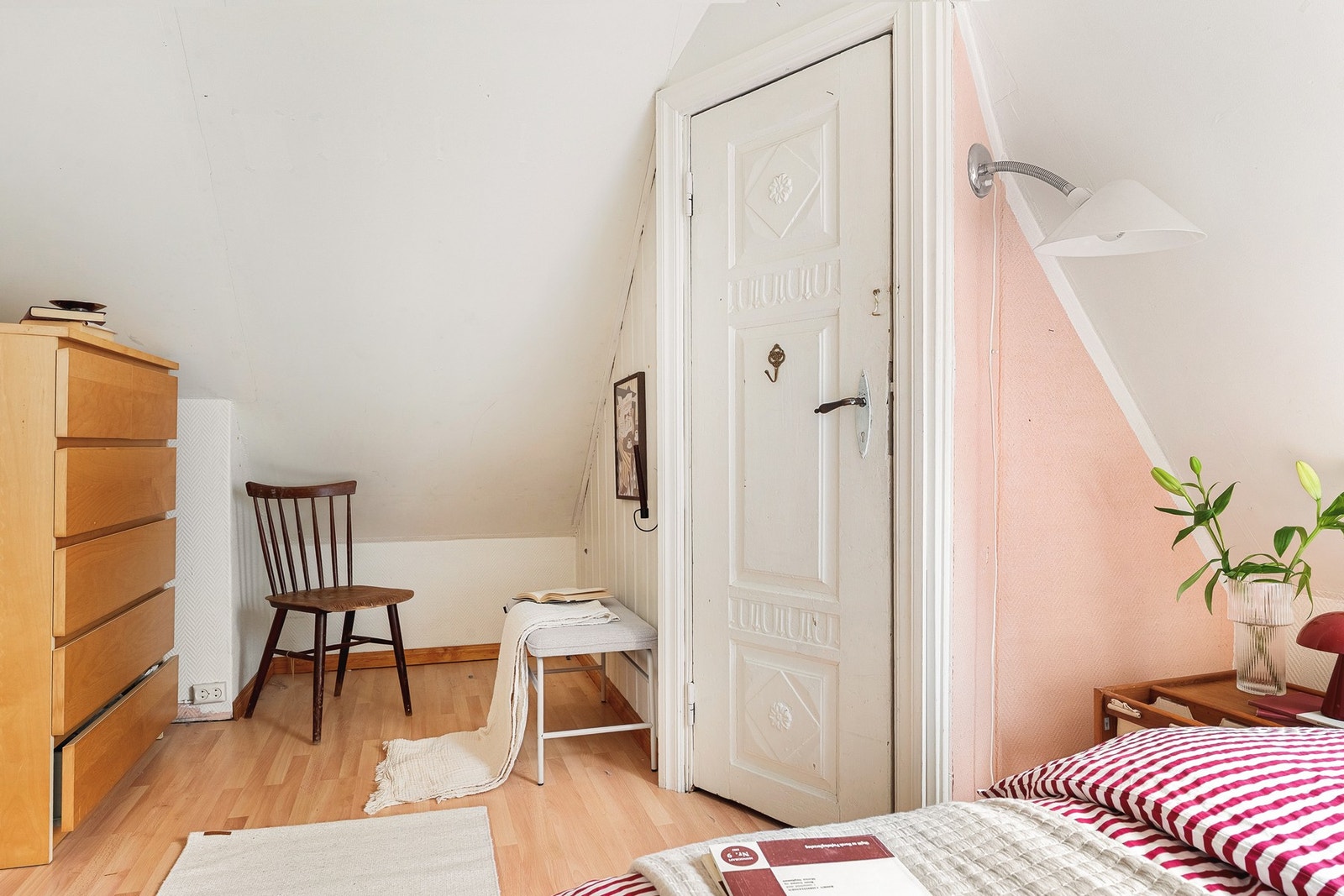 Inn døren finner du et stort loft. Galleribilde