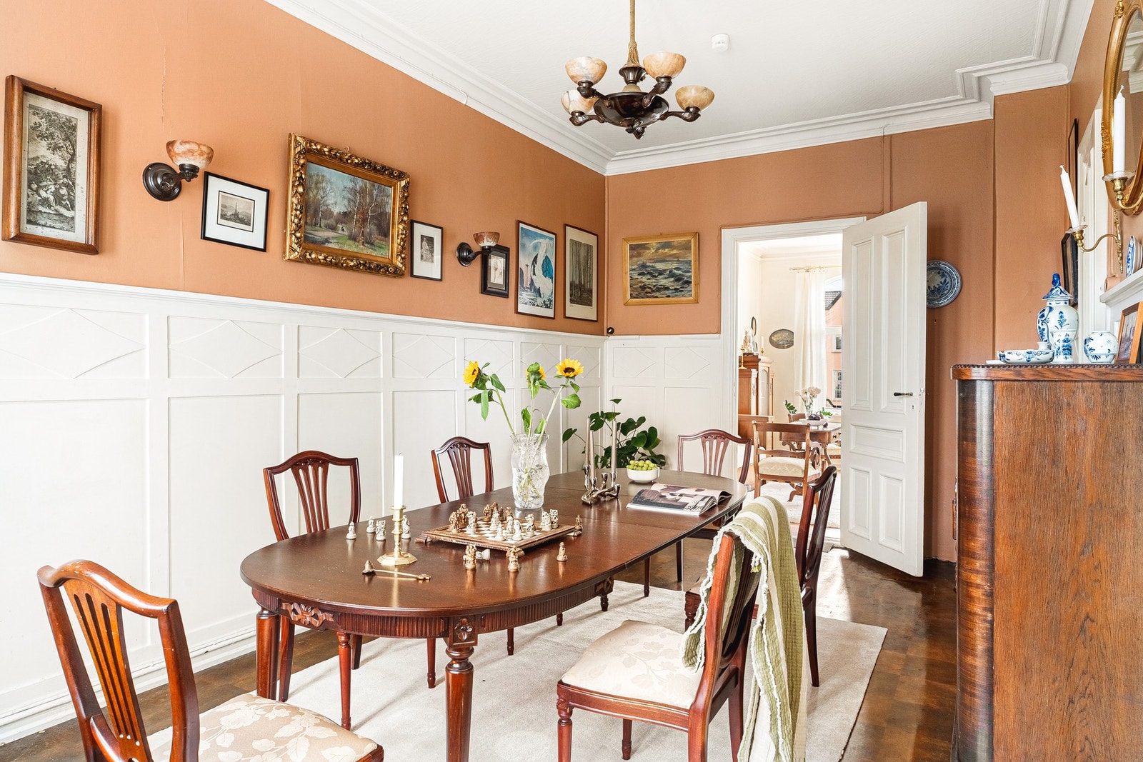 Rommet har et herskapelig preg med mye karakter og sjarm. Galleribilde