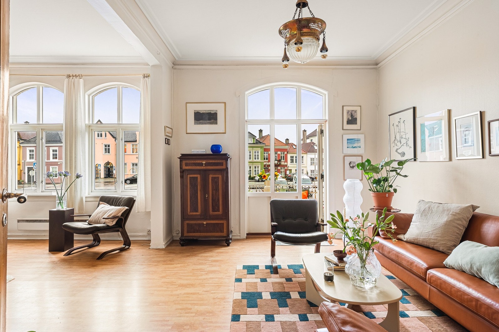 Legg merke til den imponerende takhøyden som gir rommet et luftig følelse. Galleribilde