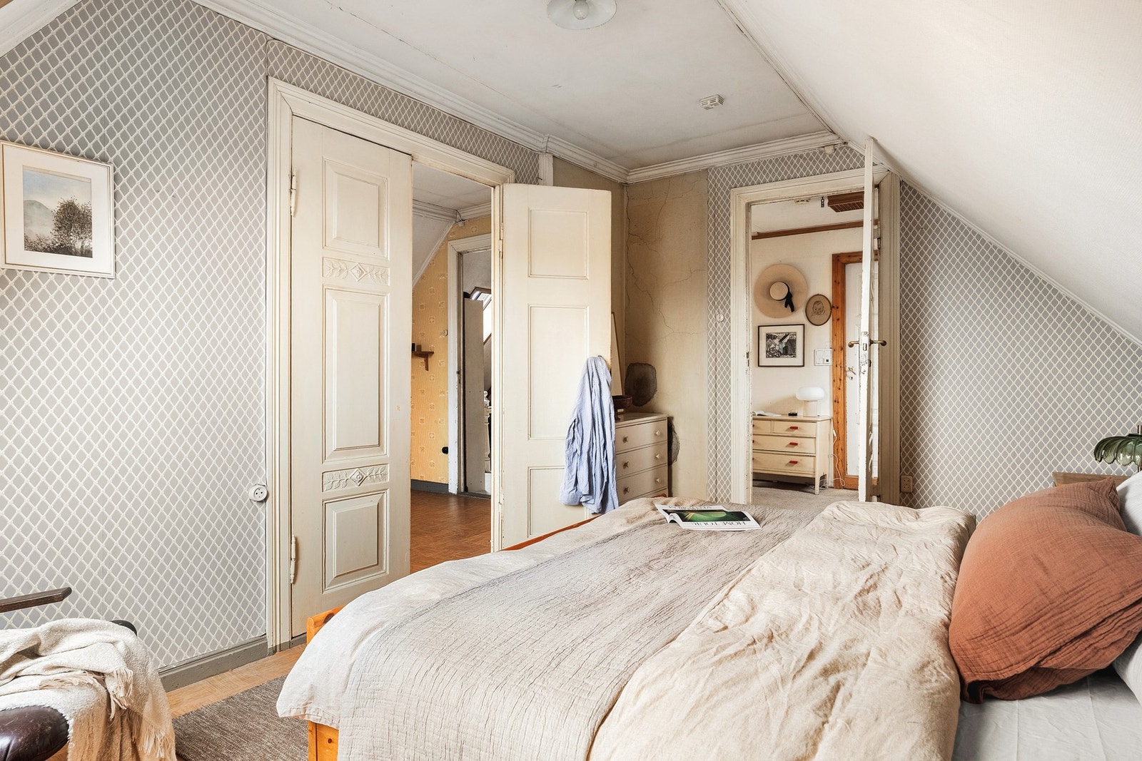 Legg merke til de flotte dobbeltdørene med nydelige detaljer. Galleribilde