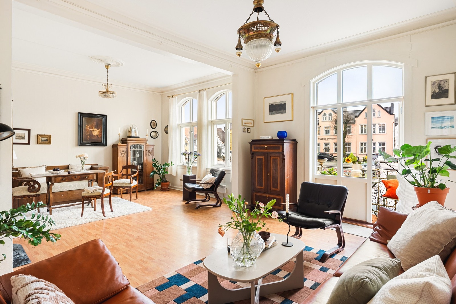 Boligen har store vinduer som gir vakkert naturlig lys inn. Galleribilde