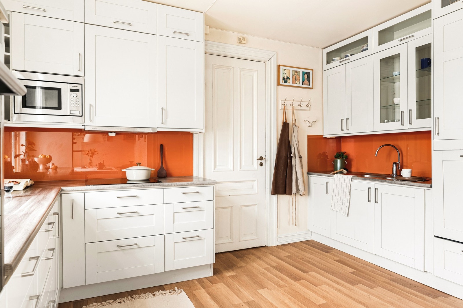 Ballingslöv kjøkkeninnredning med profilerte fronter, flere
glasskap og laminat benkeplate. Galleribilde