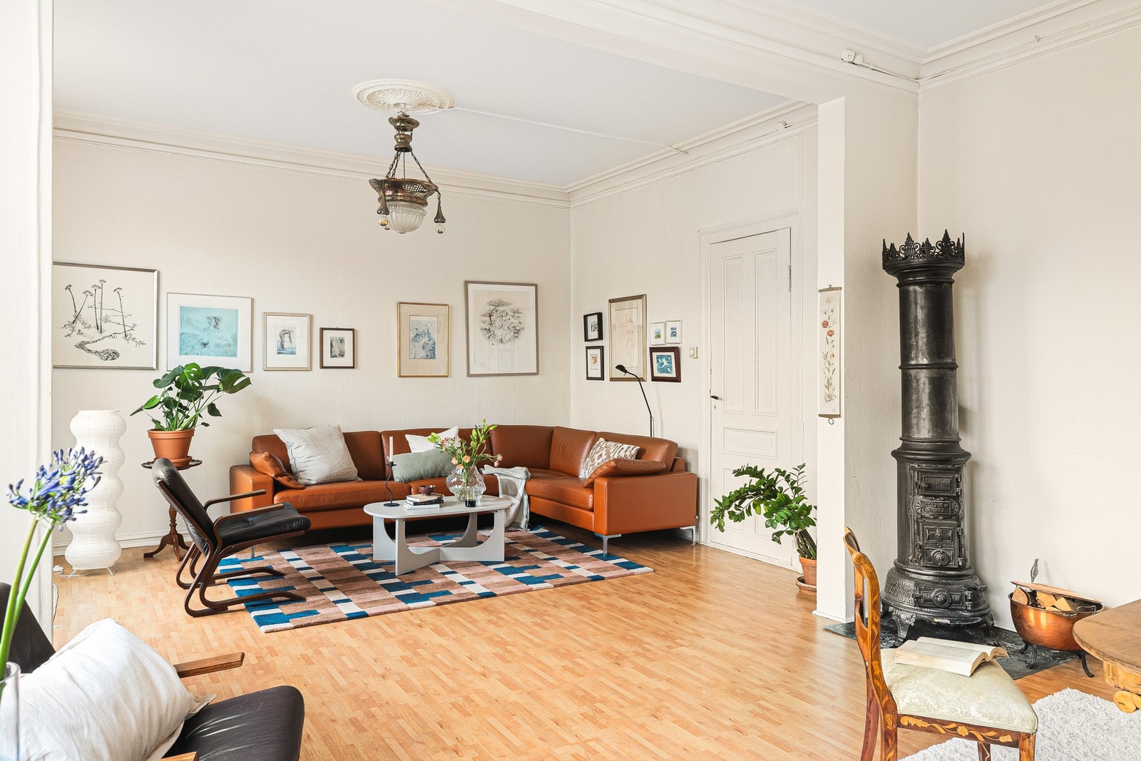 Bygget er oppført i 1890 og har bevart mange originale detaljer. Galleribilde