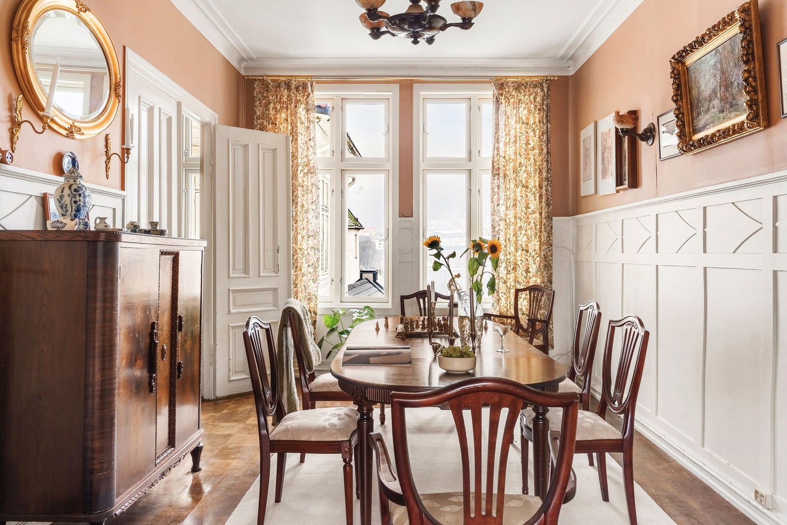 Vi beveger oss videre til spisestuen. Her har du god plass til en stor spisegruppe hvor du kan invitere til gode måltider. Galleribilde