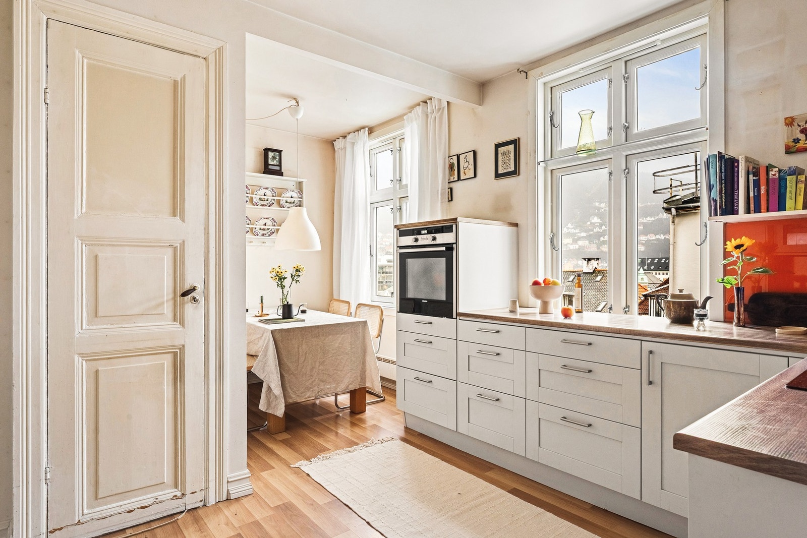 Kjøkkenet er romslig og funksjonelt, med rikelig skap- og benkeplass. Galleribilde