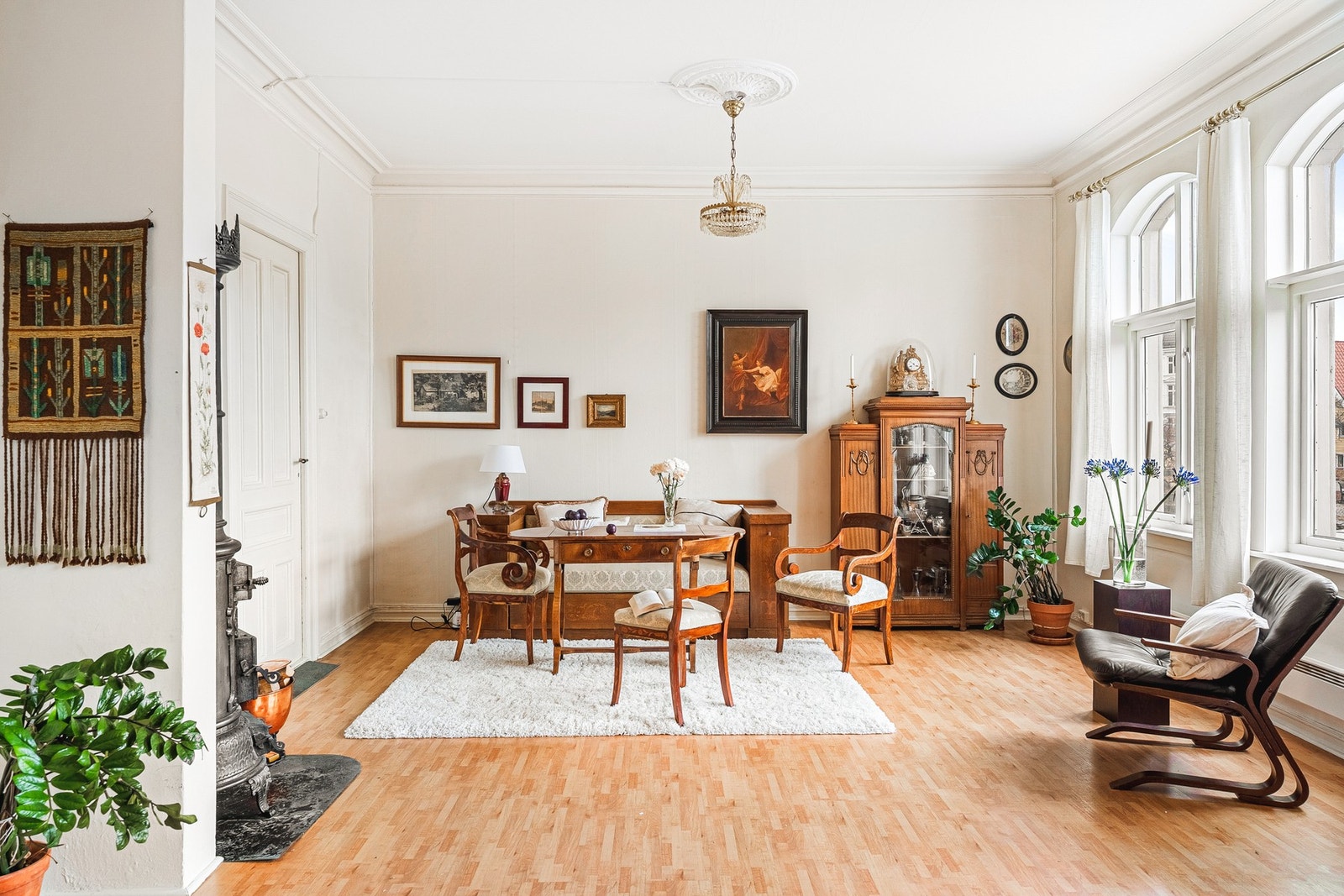 Stuene er i naturlig tilknytning til hverandre og praktisk inndelt for hverdag og selskap. Galleribilde