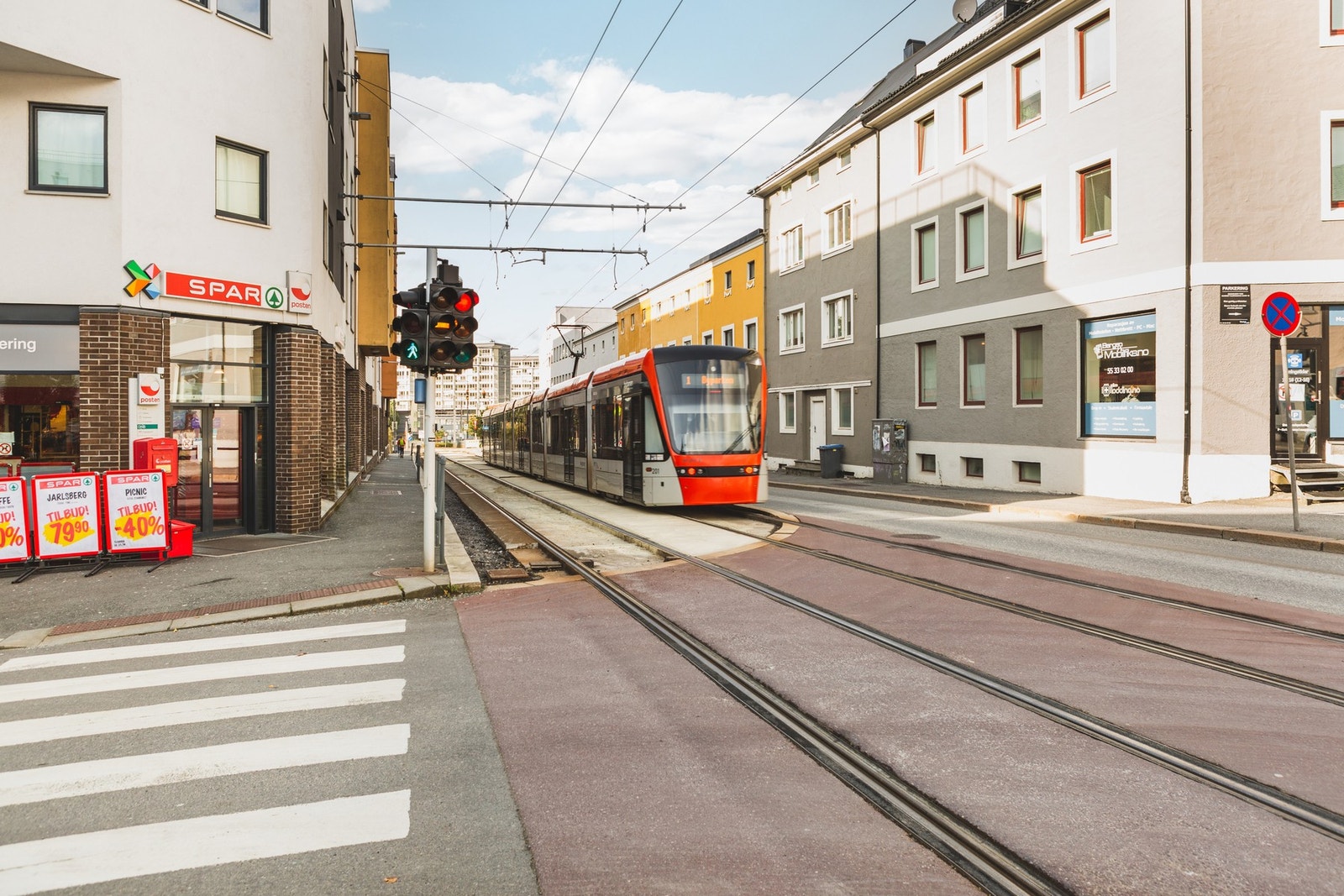 Rett over veien finner man Spar Kronstadparken, like ved bybanesporet. Galleribilde