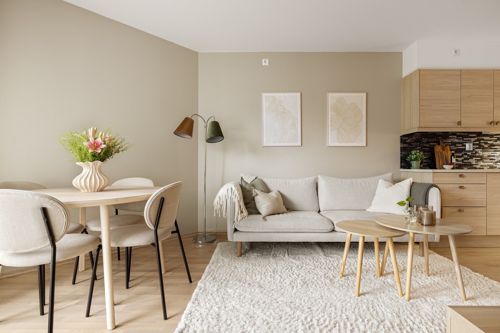 Den ene veggen i stuen ble malt på nytt i 2023. Galleribilde