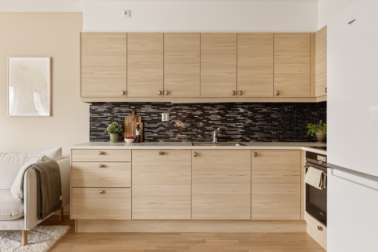 Det er integrert stekeovn, platetopp, ventilator og oppvaskmaskin, samt plass/opplegg for kjøleskap. Galleribilde