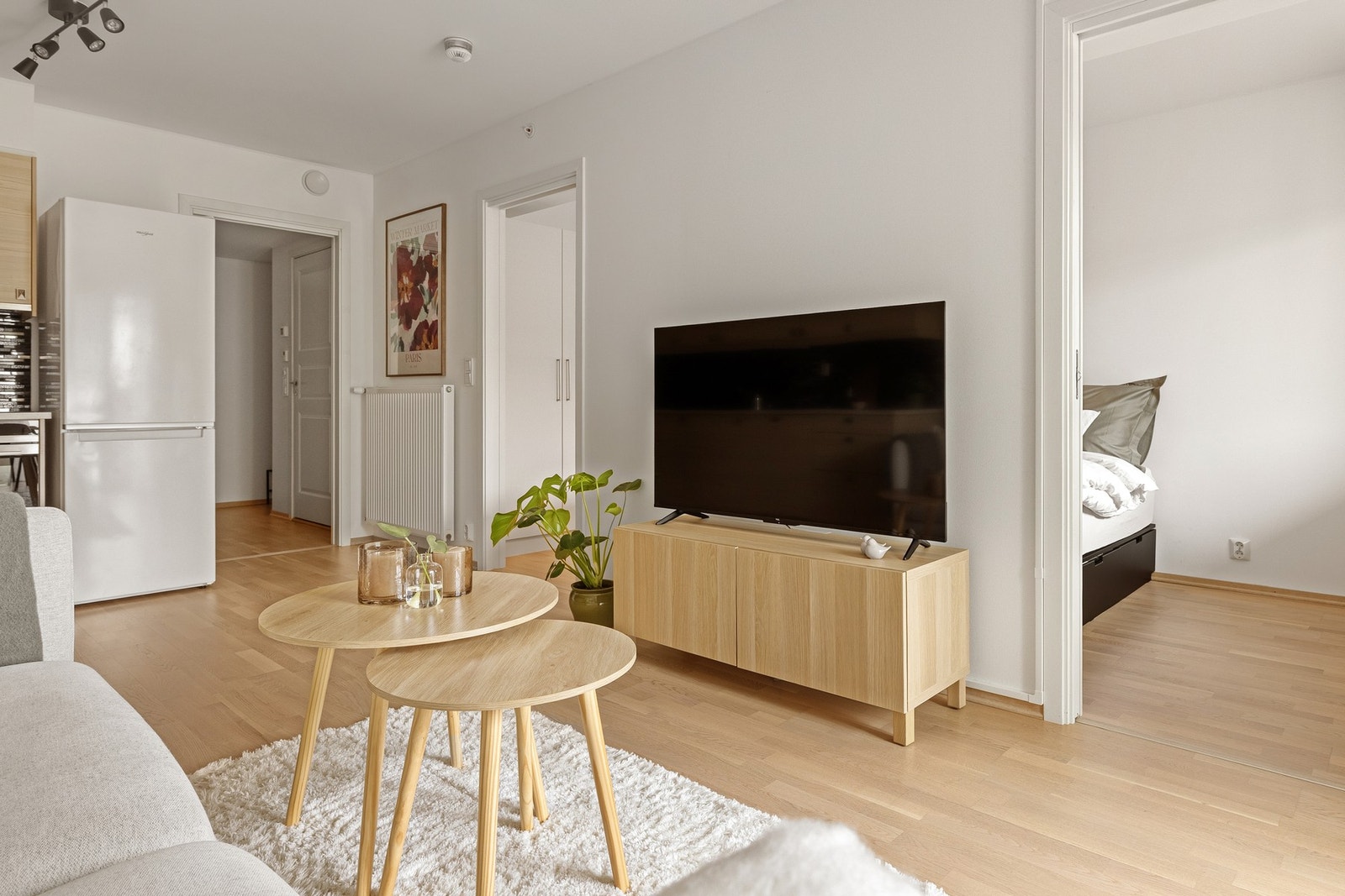 Det er vannbåren varme med radiatorovn i stue. Fra stue er det tilkomst til soverom. Galleribilde