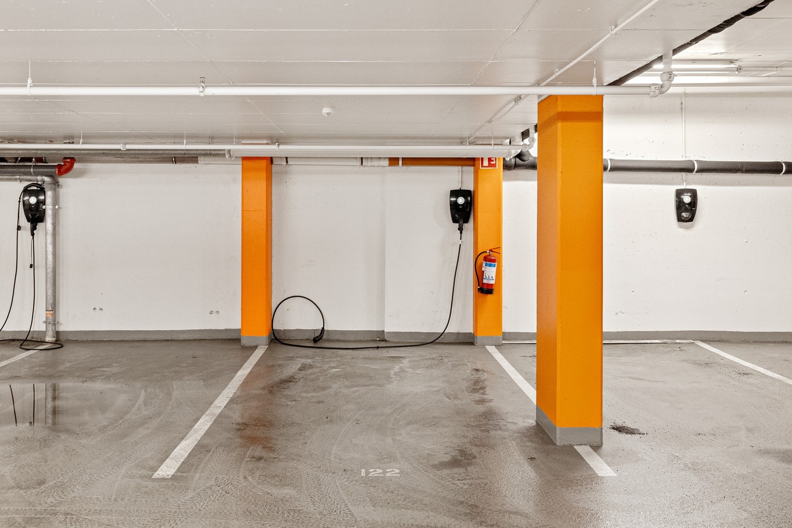 Det medfølger fast garasjeplass med elbillader. Galleribilde