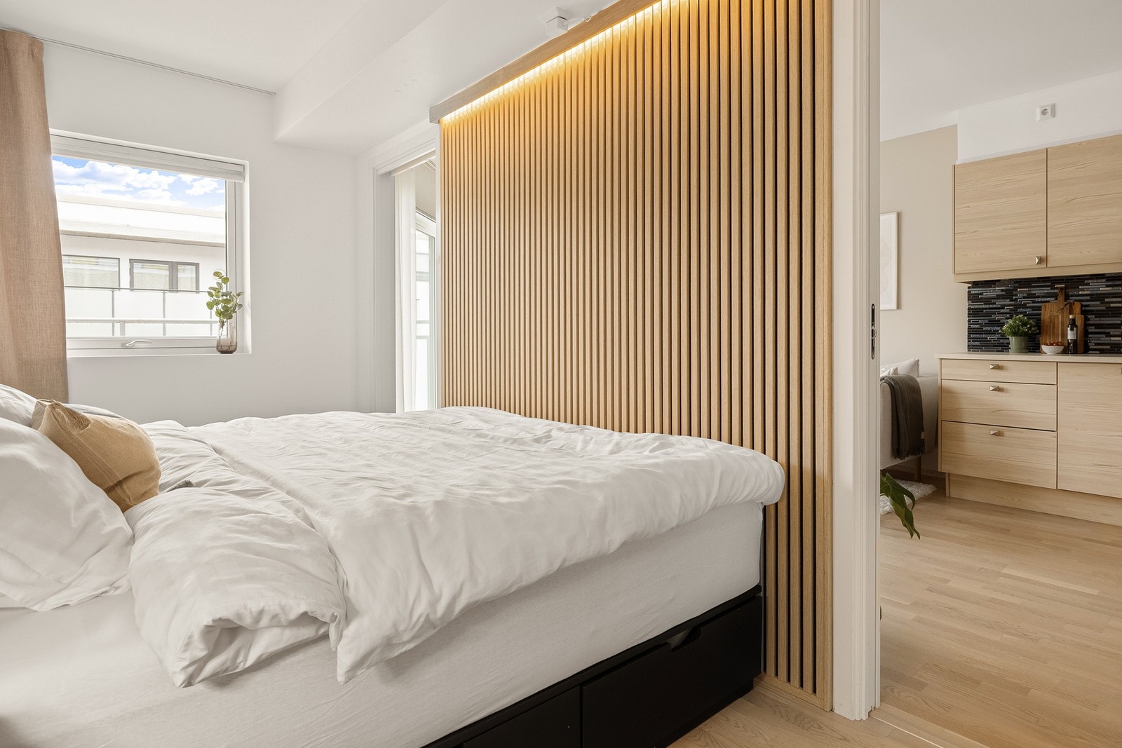 Det er plass til pult under vinduet. Spileveggen ble montert i 2024. Galleribilde