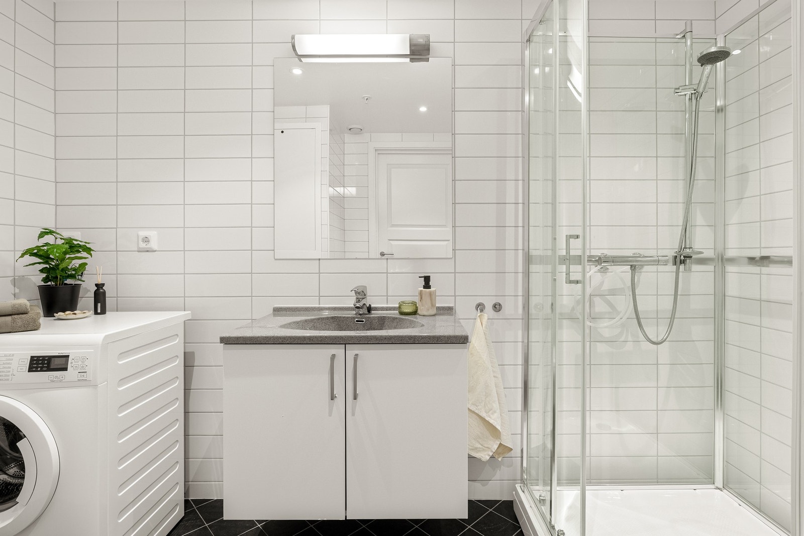 Det er en egen nisje med opplegg for vaskemaskin og tørketrommel, samt fordelerskap for rør-i-rør system. Galleribilde