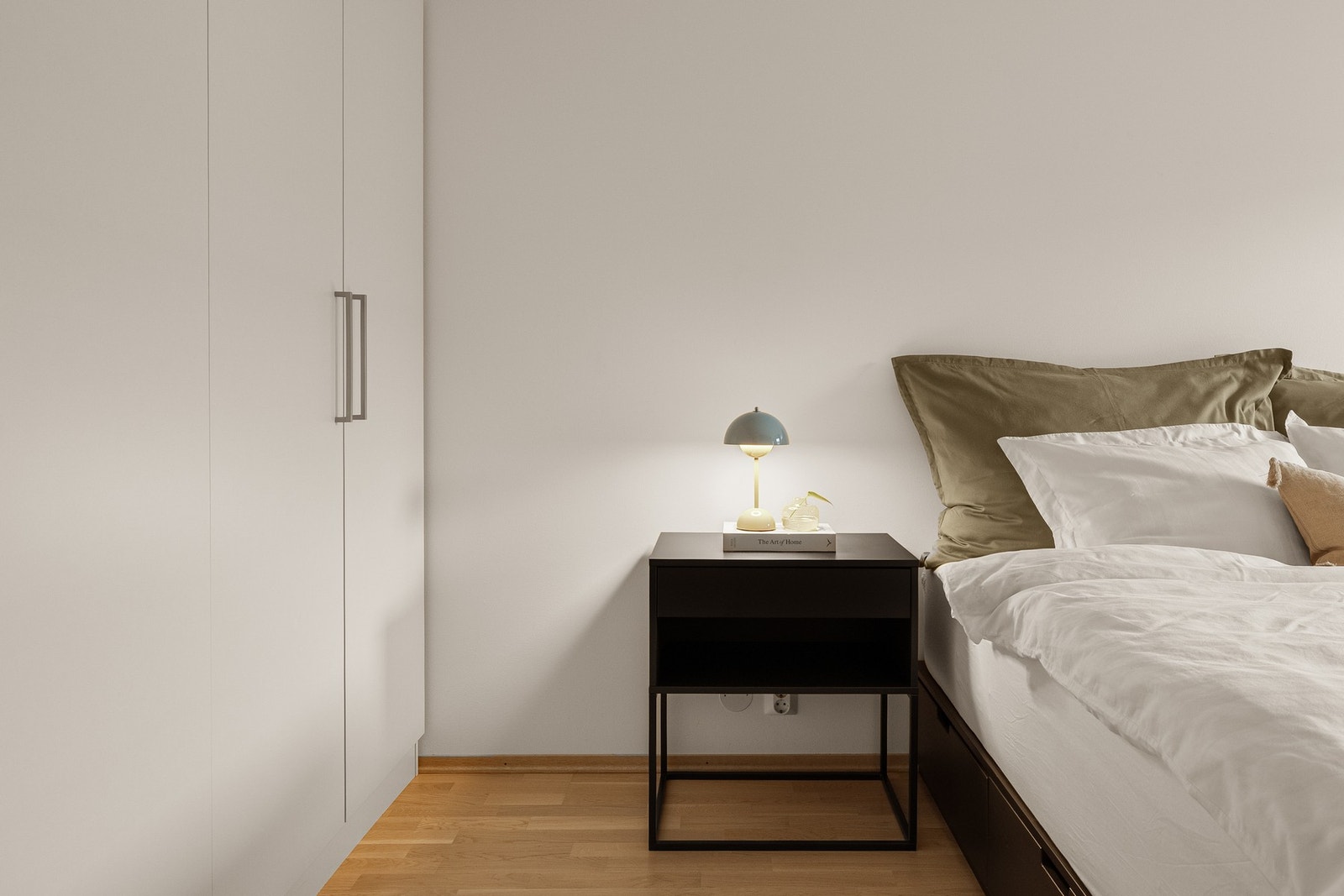 Soverommet har tilkomst fra stuen og er på romslige 10,6 kvm. Galleribilde