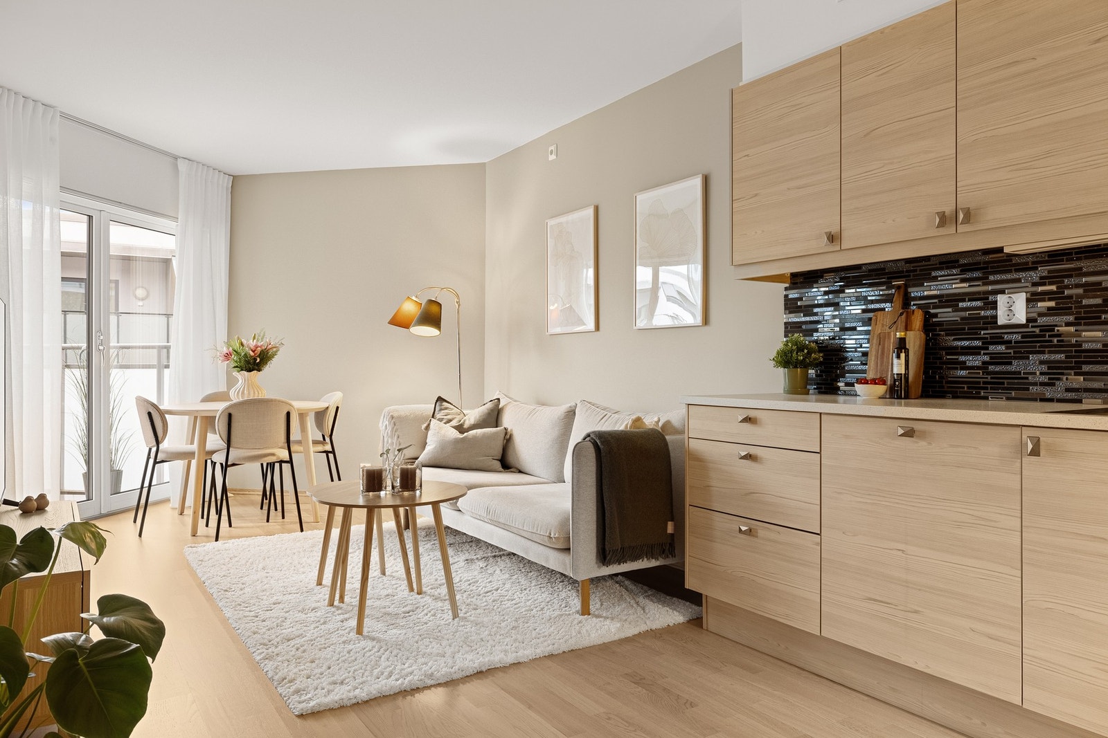 Vi beveger oss videre inn til stuen, som ligger i åpen løsning med kjøkkenet. Galleribilde