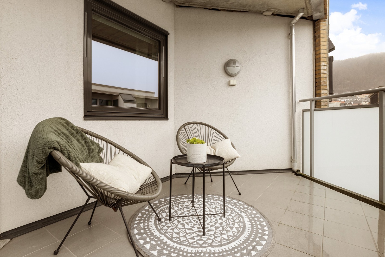 På balkongen er det god plass til å innrede med utemøbler og grill (elektrisk- og gassgrill tillatt). Galleribilde