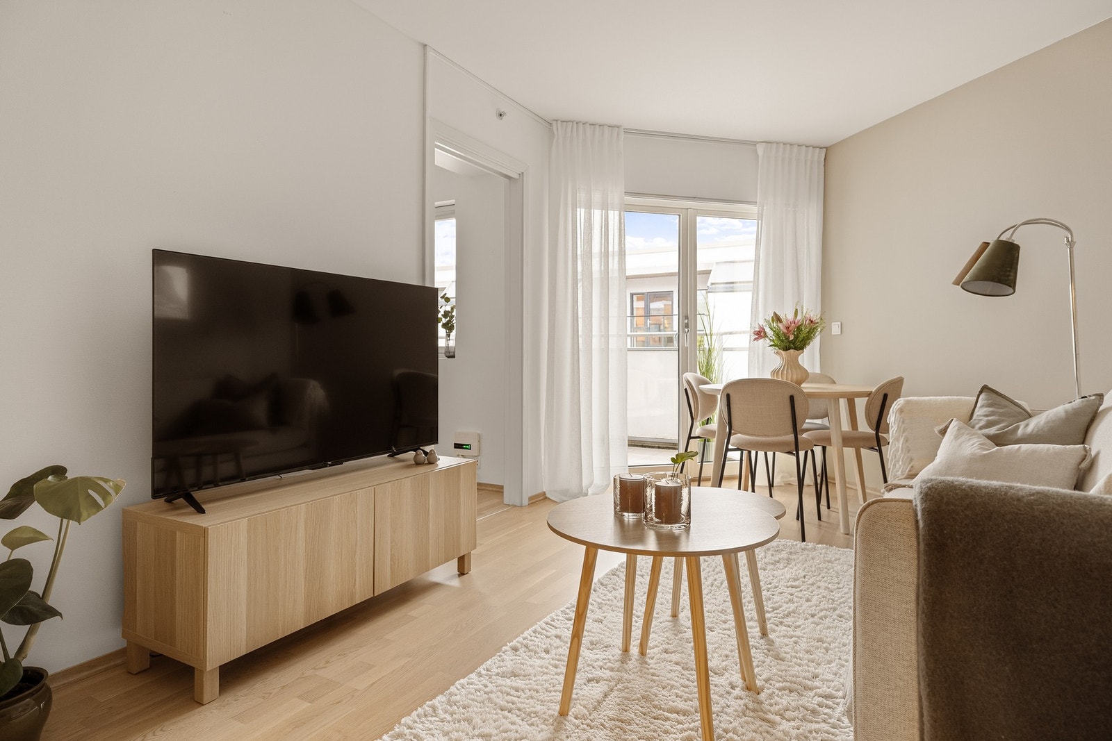 Det er hvitpigmentert eikeparkett på gulv og slette vegger. Galleribilde