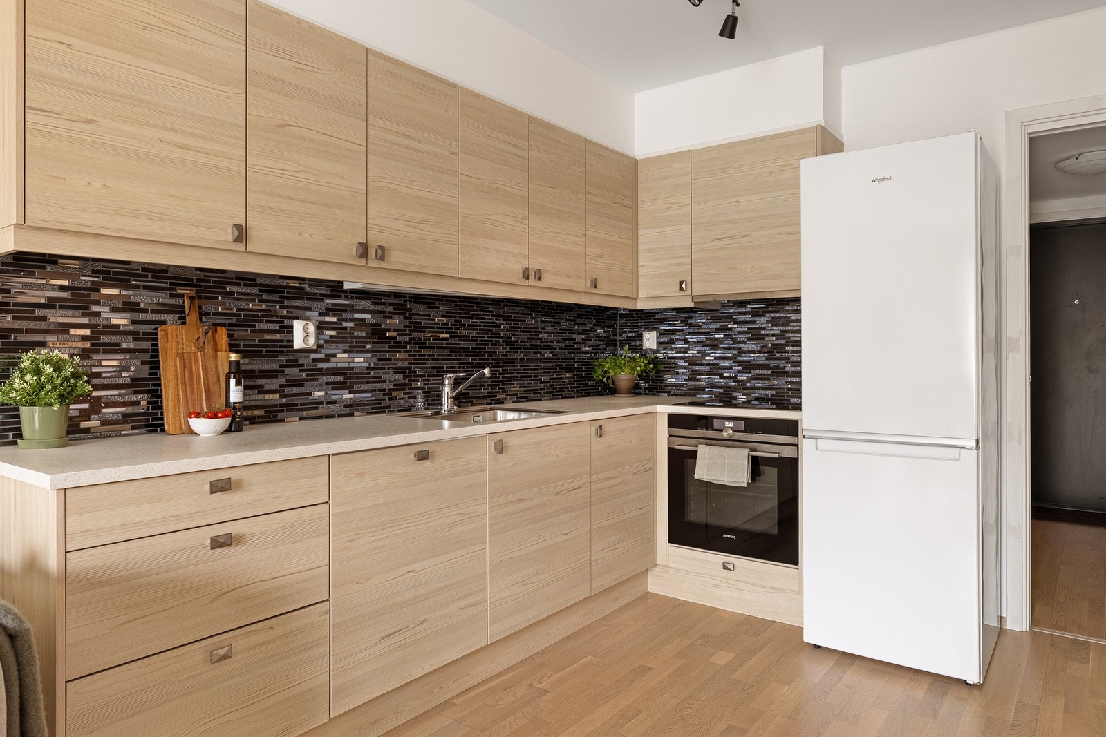 Kjøkkenet er levert av Sigdal og holder god standard med slette fronter og laminat benkeplate med underlimt vask av stål. Galleribilde